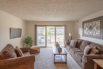 Crestbrook Apartments & Townhomes in Crescent Springs, KY - Building Photo - Interior Photo