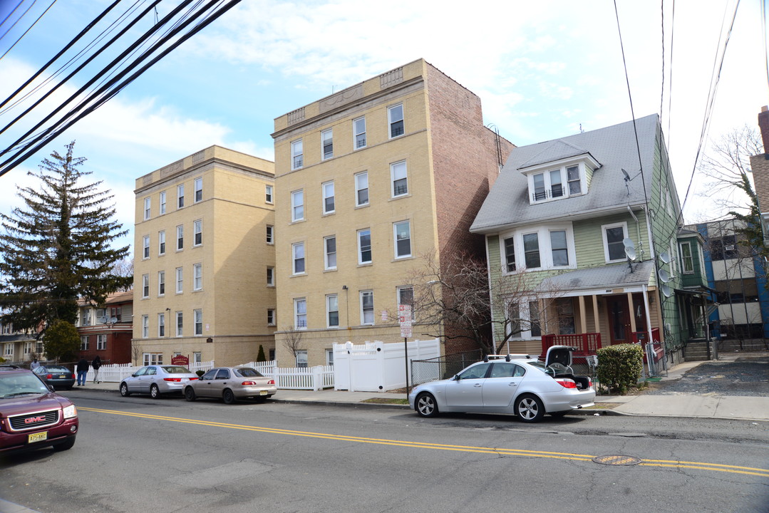 494 Stuyvesant Ave in Irvington, NJ - Foto de edificio