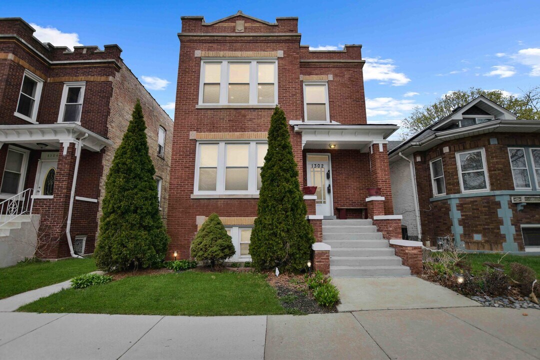 1302 S 61st Ave in Cicero, IL - Building Photo