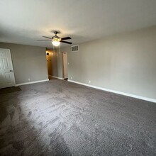 2703 W Walker Ave in Wichita, KS - Building Photo - Building Photo