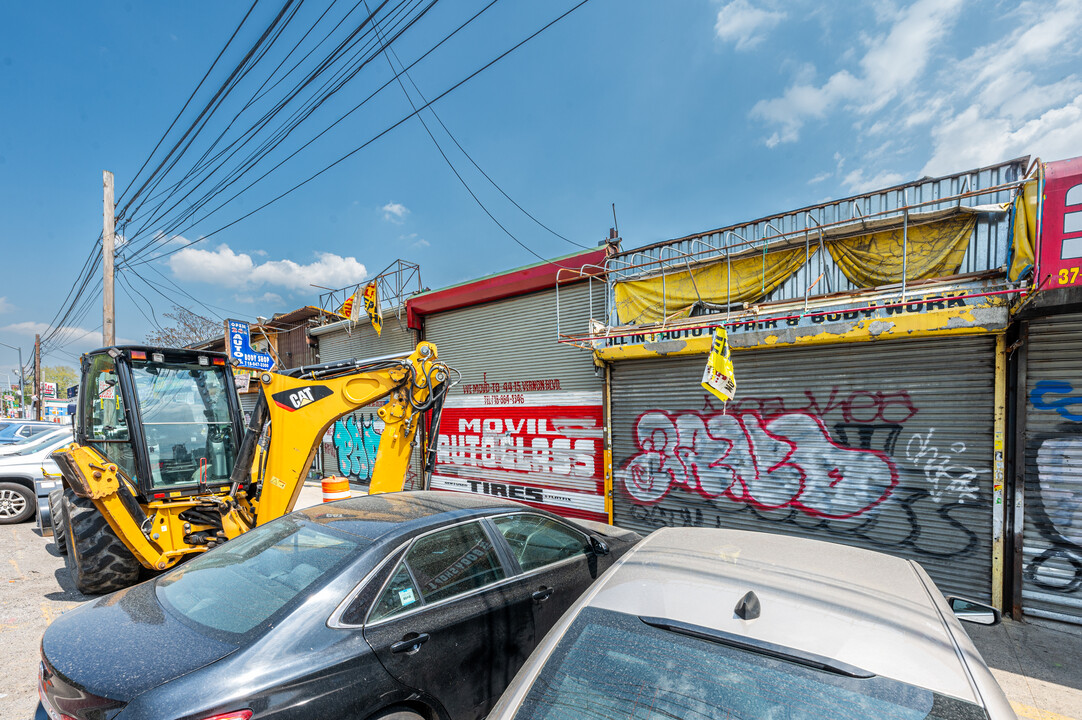 37-25 21st Street in Long Island City, NY - Building Photo