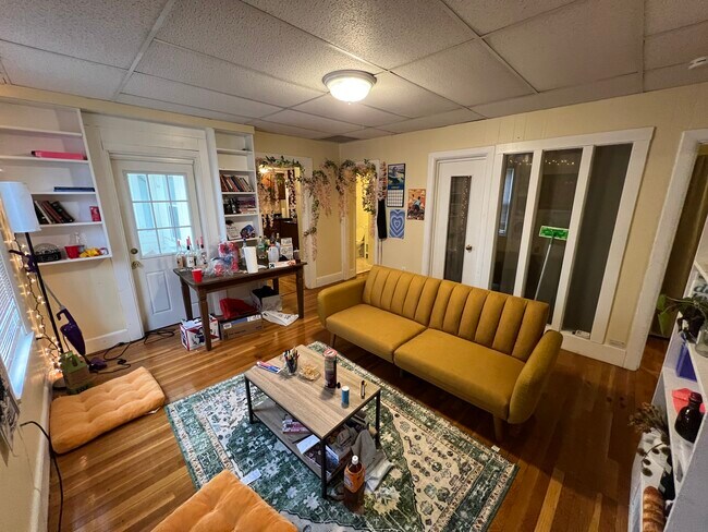 363 Beacon St, Unit 1 in Somerville, MA - Building Photo - Building Photo