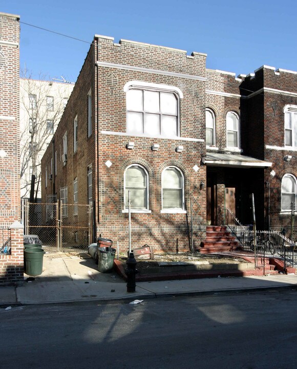 213 E 96th St in Brooklyn, NY - Building Photo