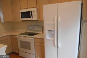 12885 Titania Way in Woodbridge, VA - Foto de edificio - Building Photo