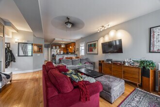 3023 N Oakley Ave, Unit 2 in Chicago, IL - Building Photo - Building Photo