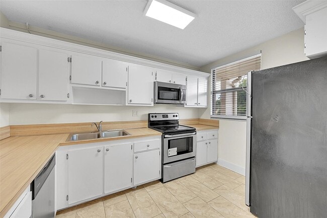 8415 Forest Hills Dr, Unit 305 in Coral Springs, FL - Building Photo - Building Photo