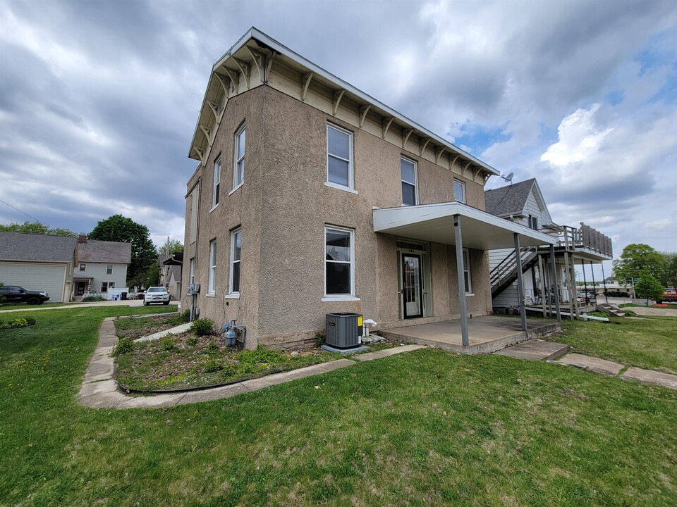 805 Main St in Cedar Falls, IA - Building Photo