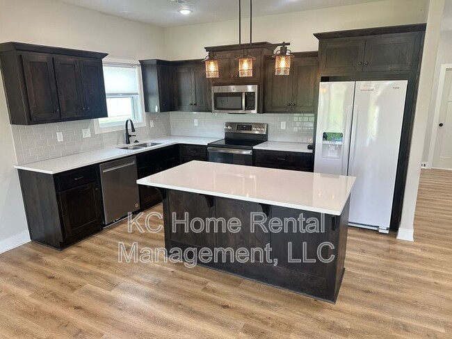 10 Howard Rd in Trimble, MO - Foto de edificio - Building Photo