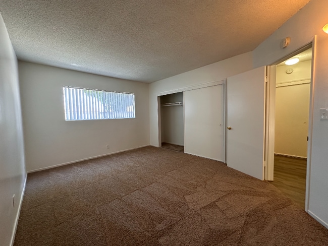 1675 W Pampas Ln in Anaheim, CA - Foto de edificio - Building Photo