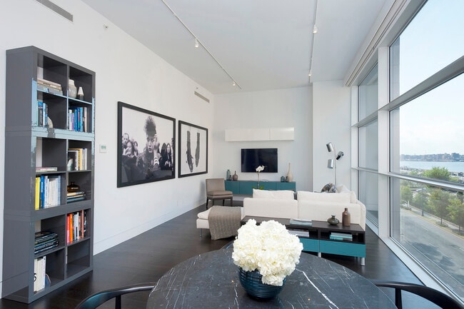 471 Washington St in New York, NY - Building Photo - Building Photo