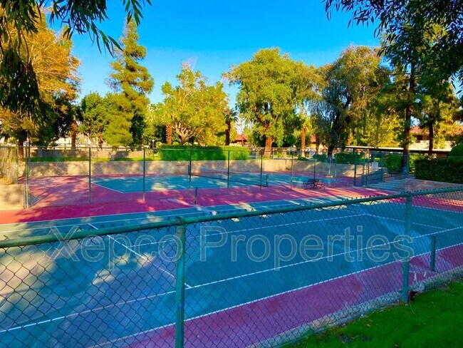 2821 Los Felices Cir W in Palm Springs, CA - Building Photo - Building Photo