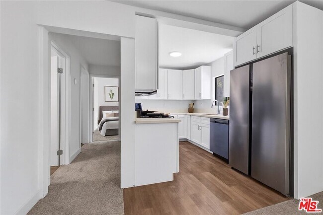 2627 San Marino St in Los Angeles, CA - Building Photo - Building Photo