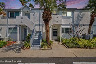 306 Beach Park Ln in Cape Canaveral, FL - Building Photo