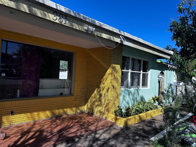 381 NW 45th St in Fort Lauderdale, FL - Foto de edificio - Building Photo