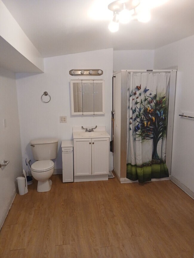 2210 Murray Hill Rd, Unit B LOFT 5 rooms down in Cleveland, OH - Building Photo - Building Photo