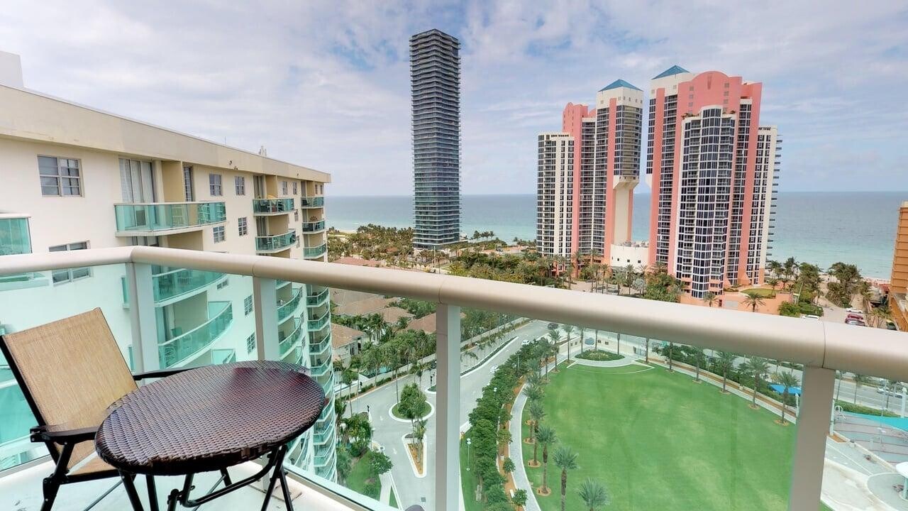 19370 Collins Ave, Unit 724 in Sunny Isles Beach, FL - Building Photo