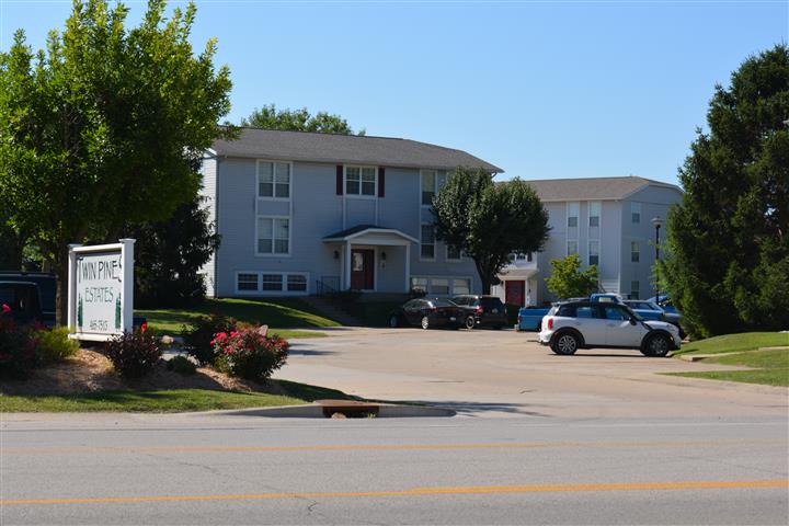 Twin Pine Estates in Alton, IL - Foto de edificio