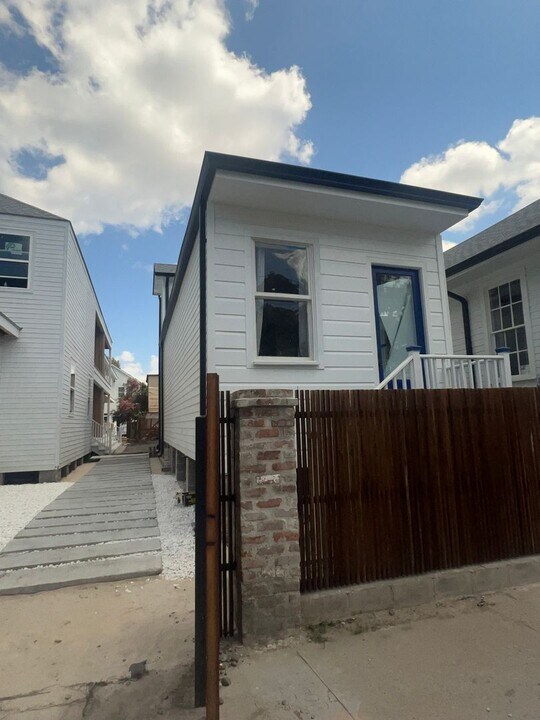 817 Adams St in New Orleans, LA - Building Photo