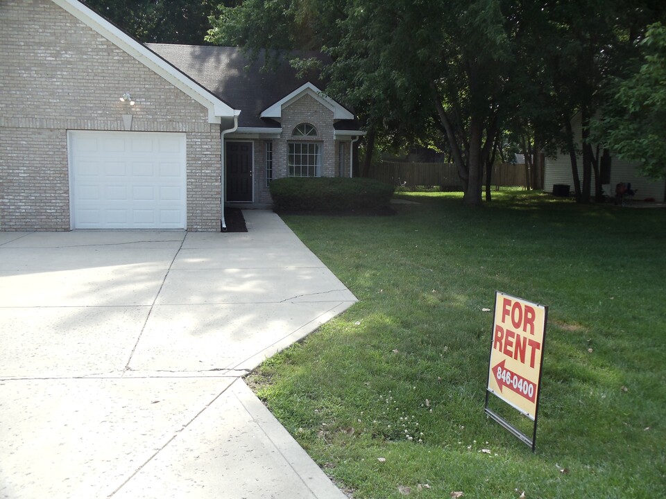 10755 Ruckle St in Carmel, IN - Building Photo