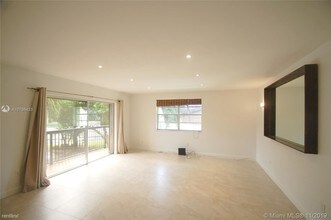 7935 SW 86th St-Unit -Apt 827 in Miami, FL - Building Photo - Building Photo
