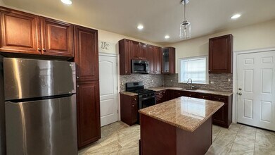 127 Apsley St in Philadelphia, PA - Building Photo - Building Photo