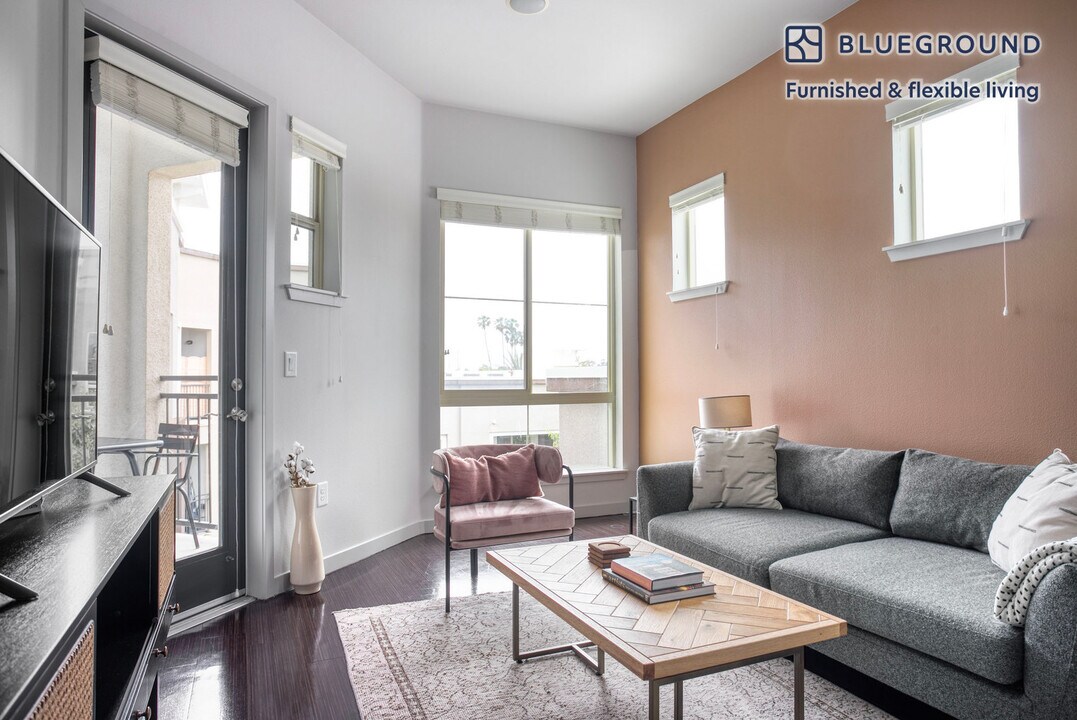 5550 Grosvenor Blvd, Unit FL3-ID1069 in Los Angeles, CA - Building Photo