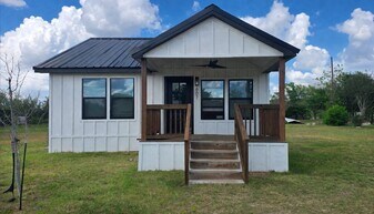 607 E 12th St in Flatonia, TX - Building Photo