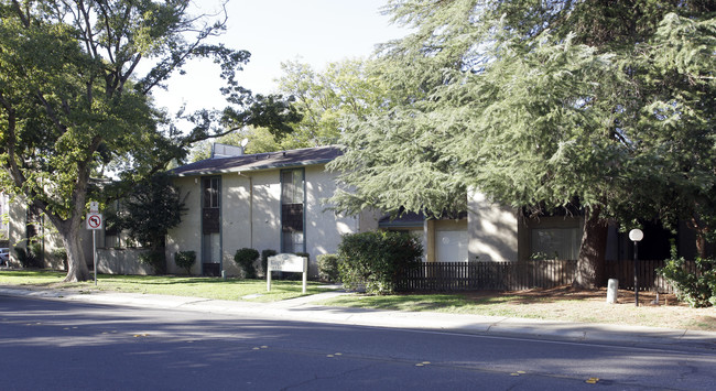 Kings & Queens Apartments in Davis, CA - Building Photo - Building Photo