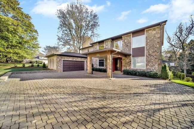 2011 Sharon Ave in Charlotte, NC - Building Photo - Building Photo