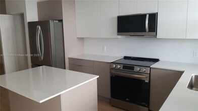 4124 E 8th Ct-Unit -2 in Hialeah, FL - Building Photo - Building Photo