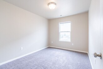 6937 Daniel Defoe Dr in Johnston, IA - Building Photo - Building Photo