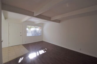 6125 Whitsett Ave in Los Angeles, CA - Building Photo - Building Photo