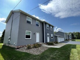 956-988 W Liberty St in Medina, OH - Building Photo