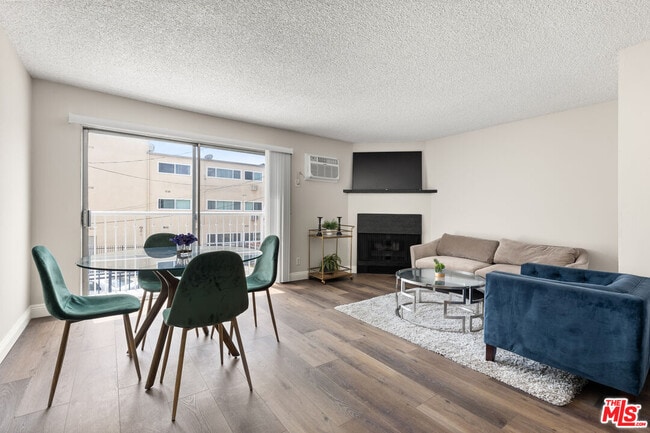 property at 257 S Manhattan Pl