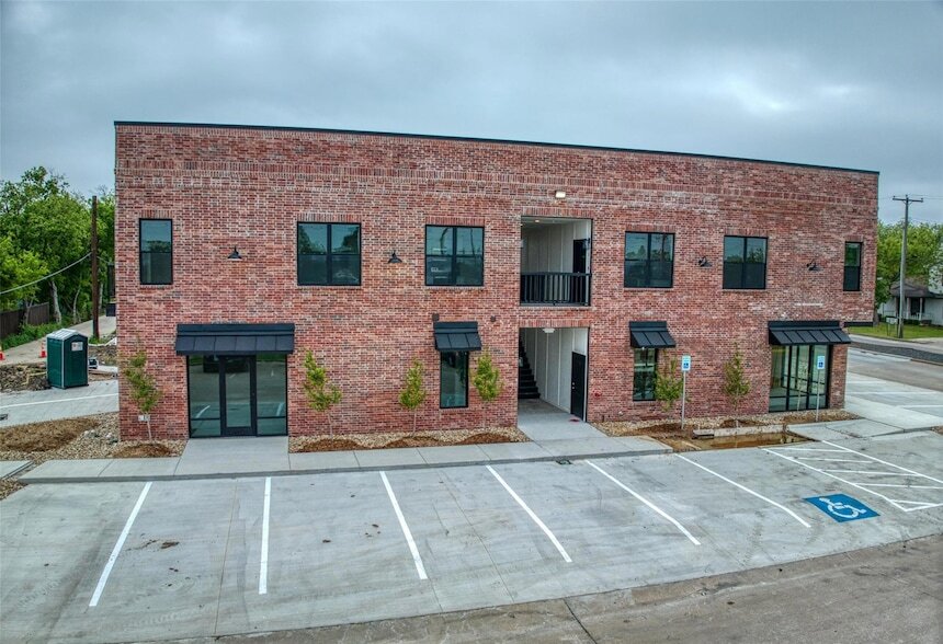 201 E 5th St, Unit 01 in Ferris, TX - Building Photo