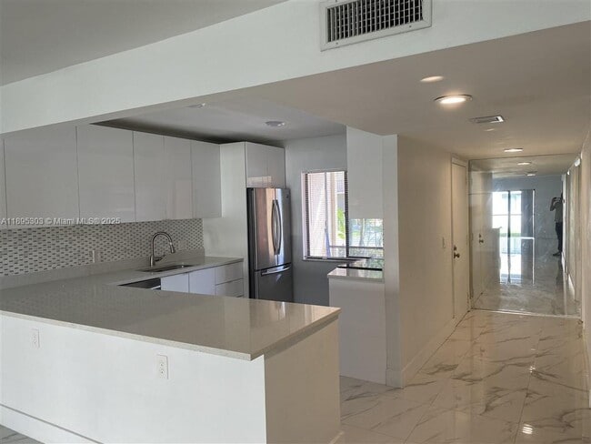 158 Lakeview Dr in Weston, FL - Foto de edificio - Building Photo