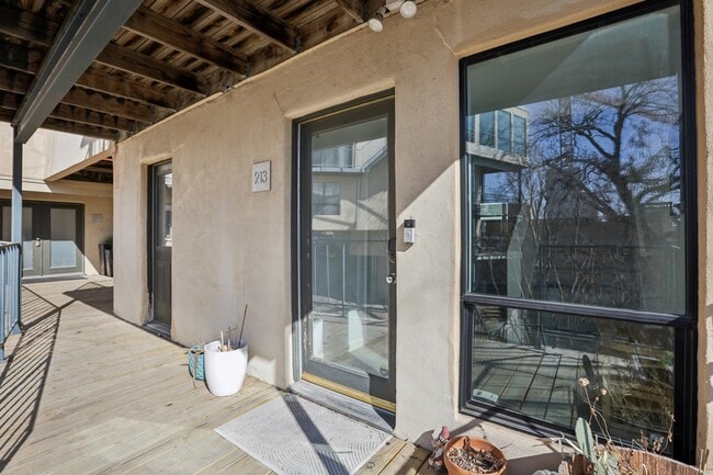 1106 W 6th St, Unit 213 in Austin, TX - Foto de edificio - Building Photo