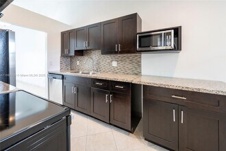 9876 Nob Hill Ct in Sunrise, FL - Building Photo - Building Photo