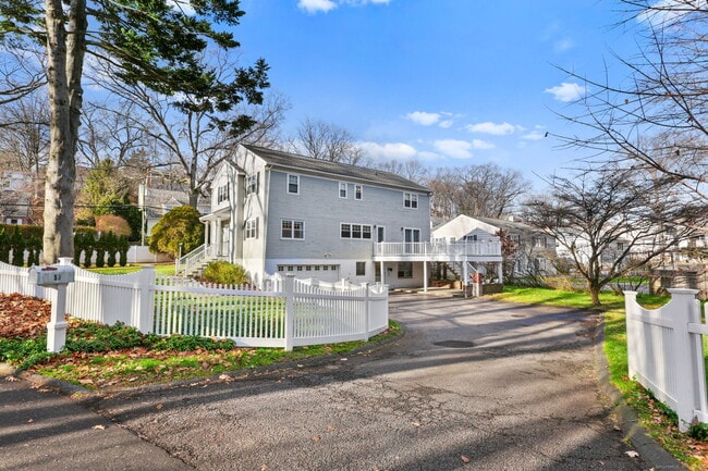 53 Midbrook Ln in Greenwich, CT - Building Photo - Building Photo