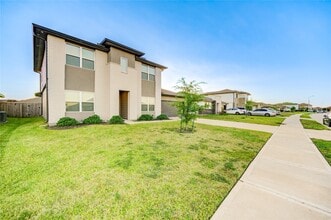 6846 Dell Vista Drive in Rosenberg, TX - Building Photo - Building Photo