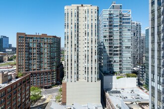 Admirals Pointe in Chicago, IL - Building Photo - Building Photo
