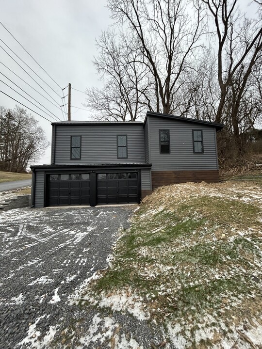 272 River Rd in Dalmatia, PA - Building Photo