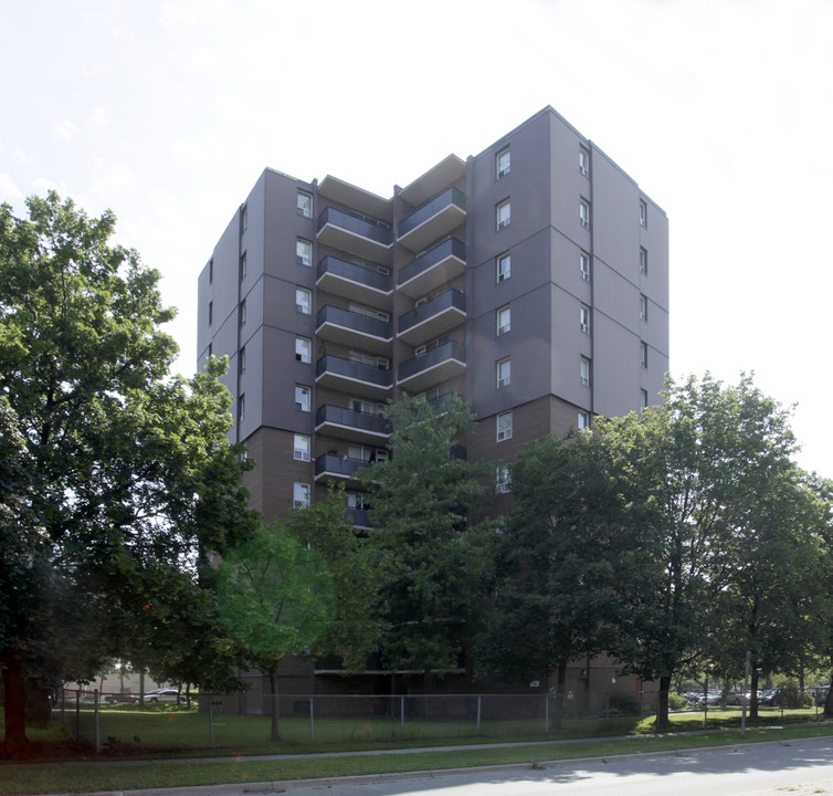 3065 Queen Frederica Dr in Mississauga, ON - Building Photo