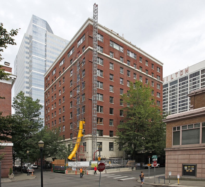 Park Tower Apartments in Portland, OR - Building Photo
