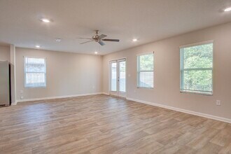 7818 Lakeside Oaks Dr in Bellview, FL - Building Photo - Building Photo
