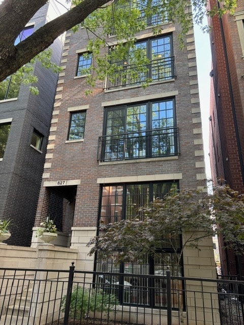 property at 827 W Buckingham Pl