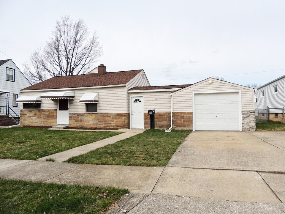 195 John St in Bedford, OH - Building Photo
