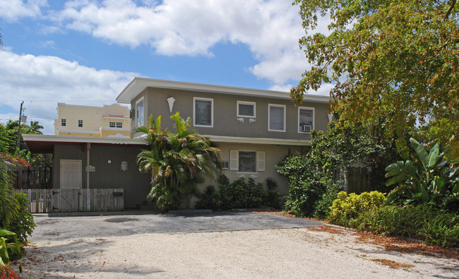 Corner Apartments in Fort Lauderdale, FL - Building Photo - Building Photo