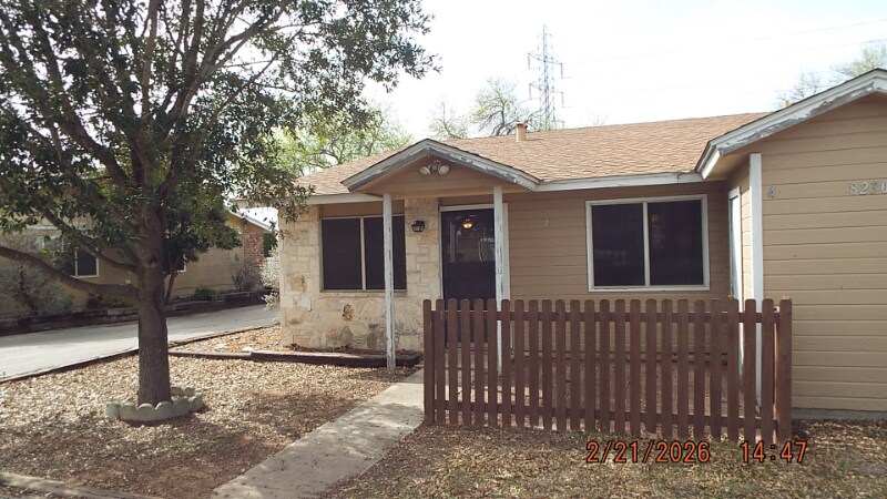 8230 Glen Mont Dr, Unit 4 in San Antonio, TX - Foto de edificio
