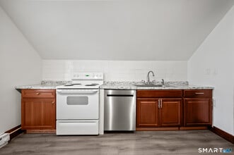 225 Winthrop St in New Britain, CT - Building Photo - Building Photo